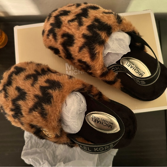 Michael Kors Little Girls Janis Kamryn Stacked Close Toe Slide - Picture 2 of 3